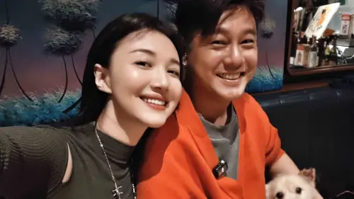 ▲朱孝天（右）坦言自己到中國工作後，觀念才逐漸改變。（圖／翻攝自朱孝天微博）