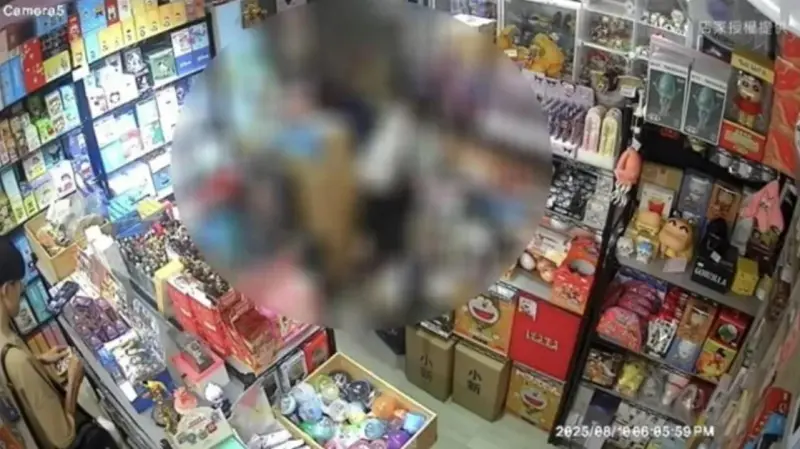 開到喜歡才結帳！台中男帶小刀偷拆公仔盲盒　遭店家抓包下場出爐