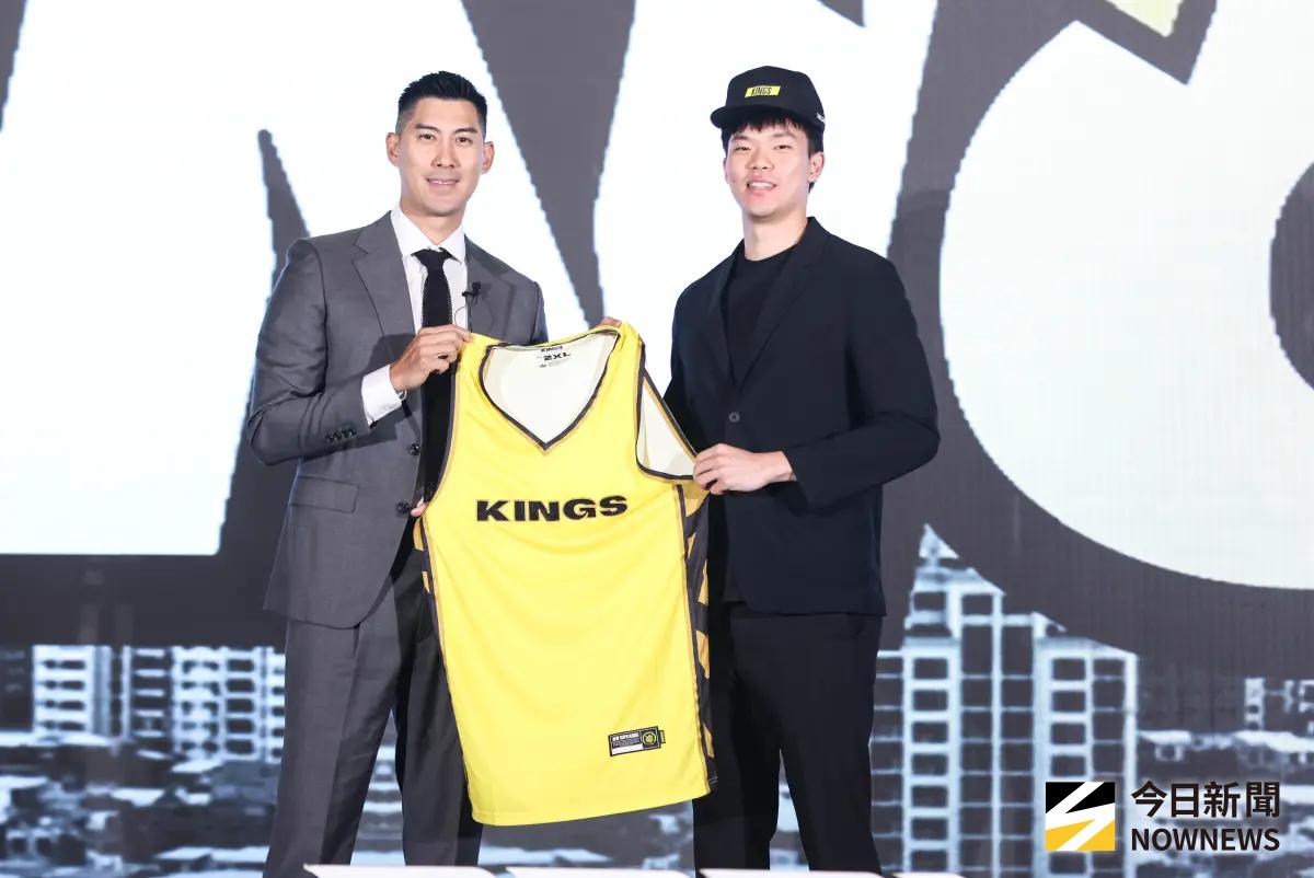 ▲2025年台灣職業籃球大聯盟（TPBL）新人選秀會於今（11）日晚間6點在台北漢來大飯店盛大舉行，衛冕軍新北國王選擇了喬納森、熊祥泰兩位好手。（圖／記者朱永強攝）