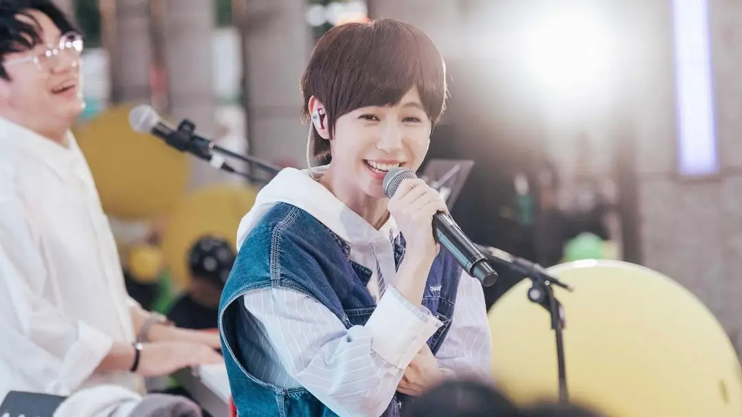 ▲小魏魏嘉瑩（如圖）日前在信義區DREAM PLAZA舉辦《有你就配快樂夏日音樂會》，特別邀請金曲創作才子韋禮安擔任嘉賓，韋禮安也笑稱要和小魏組成團體開唱，讓她開心不已。（圖／相映音樂提供）