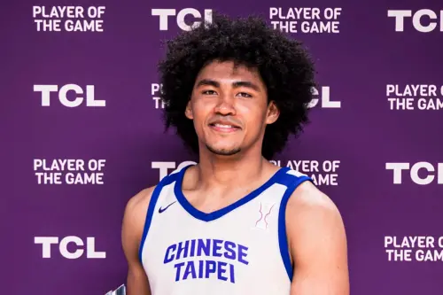 ▲中華隊以78：64擊敗約旦隊，賽後受訪時，賀丹（Adam Hinton）也盛讚兩位隊友高柏鎧和陳盈駿，直言這一場勝利屬於團隊。（圖／取自FIBA亞洲盃官網，https://www.fiba.basketball/en/events/fiba-asiacup-2025/games/125103-TPE-JOR#photos）