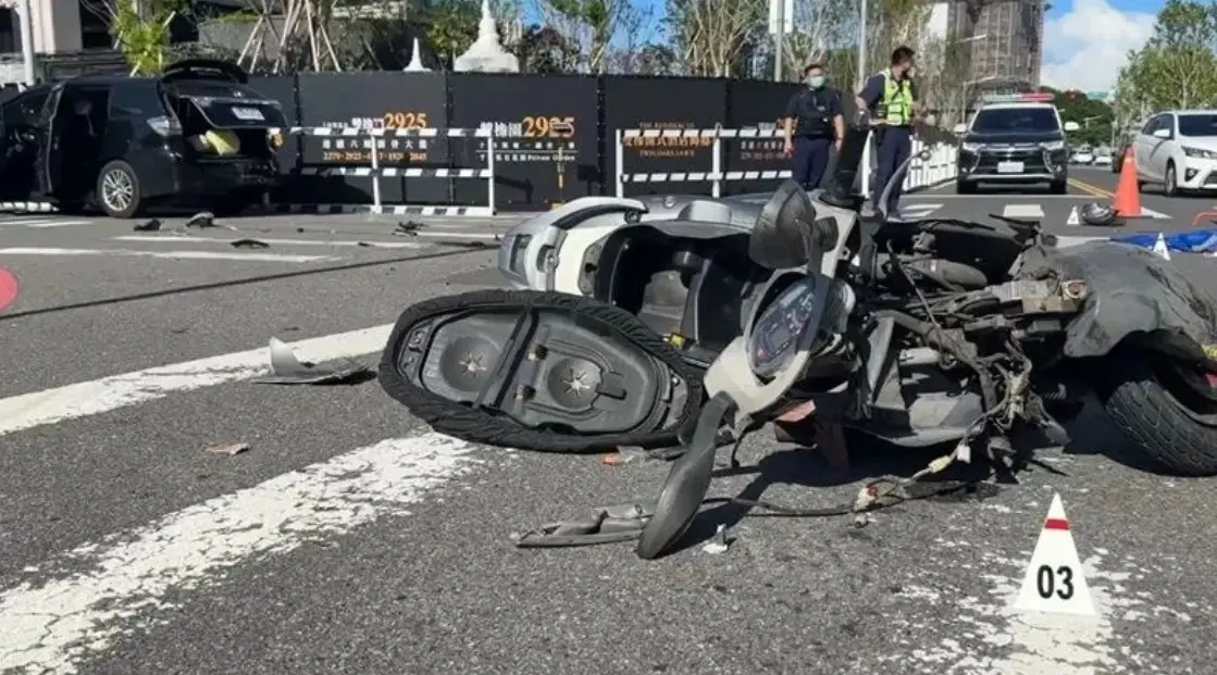 ▲轎車行駛通過十字路口時，疑似未減速，一輛機車恰巧經過，來不及煞車，迎面撞上轎車，轎車肇事後，連同車上駕駛及乘客共5人棄車逃逸。（圖／警方提供)