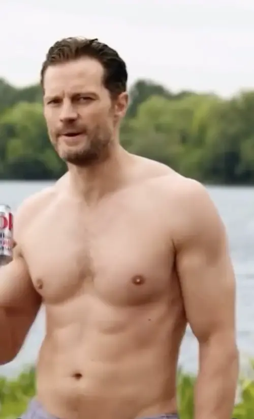 ▲傑米道南在廣告中的裸露並沒有異色的感覺，健康吸睛。（圖／摘自 IG @itboynextdoor）