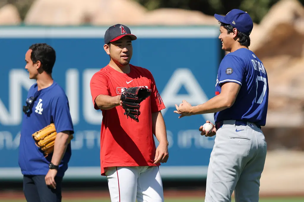 ▲洛杉磯道奇隊二刀流球星大谷翔平，8月12日在客場出戰洛杉磯天使隊，賽前不僅與效力天使的日本投手菊池雄星熱情重逢，更在牛棚進行約26球的投球練習。（圖／美聯社／達志影像）