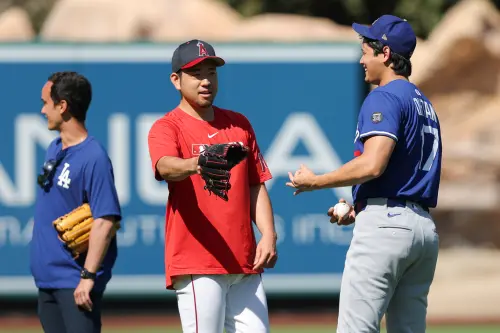 影／大谷翔平和菊池雄星開心閒聊3分鐘　與天使前隊友們熱情擁抱
