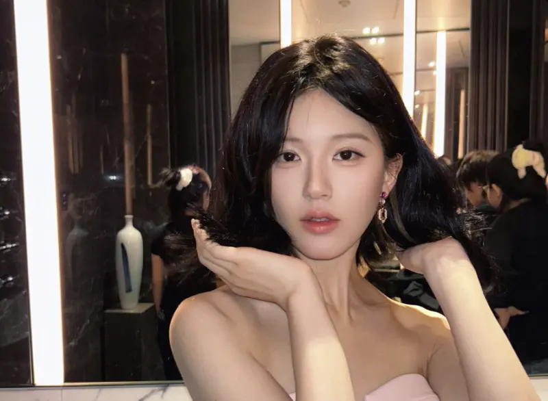 ▲趙露思（如圖）槓上經紀公司銀河酷娛的風暴還未平息，香港名導演王晶對此認為都是為了利益，該公司只捧紅她一個人，旗下其他人都沒有大紅，使得她成為生財工具人，沒有辦法健康的接工作，公司也沒保護好她。（圖／摘自 趙露思的微博）