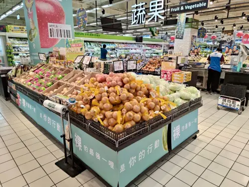 ▲楊柳颱風已發布海上警報，各大賣場、超商推出防颱限定優惠買一送一。（圖／家樂福提供）