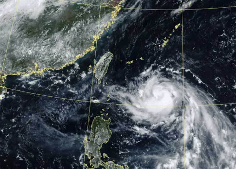 ▲楊柳颱風持續逼近台灣，登陸前還有可能增強、擴大暴風圈，花東與南部地區須嚴防豪雨與強風。（圖／中央氣象署cwa.gov.tw）