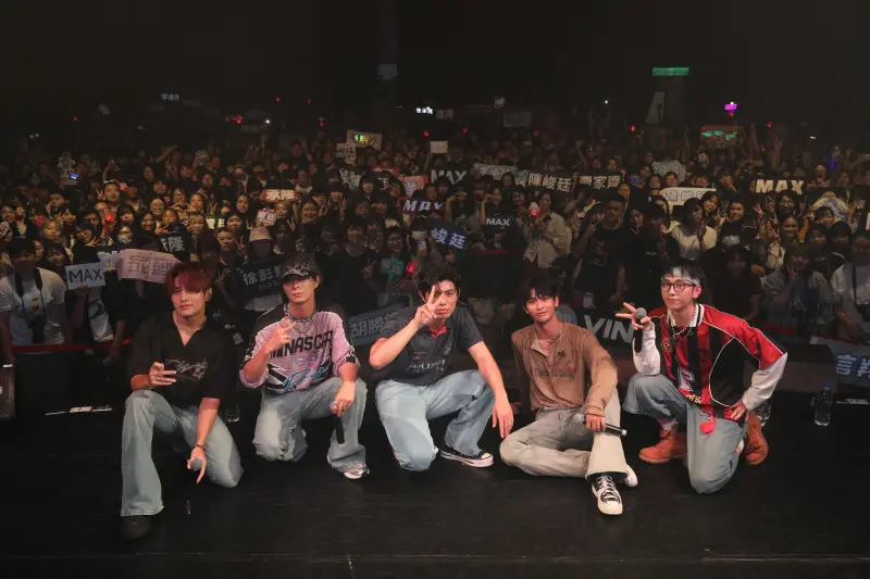 ▲男子團體FEniX主唱李承隆近期發行最新單曲〈沒有情人的情歌〉，MV在短時間內就突破百萬點擊，人氣持續攀升。圖為男子團體FEniX今年8月演出現場。（圖／踢帕娛樂提供）