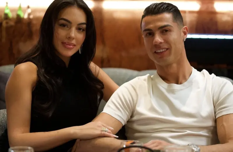 ▲足球巨星Ｃ羅（右）宣布訂婚，以巨大鑽戒讓在一起8年多的喬治娜（左）點頭答應，他過去也曾和俄羅斯名模伊莉娜謝克訂婚，4年後分手，伊莉娜後來曾與布萊德利庫柏交往並生了女兒。（圖／摘自 IG @georginagio）