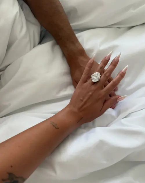 ▲喬治娜（下方）秀出手上Ｃ羅（上方）向她求婚的巨大鑽戒，讓全球女性看了又妒又羨，不同專家估計的價值從台幣3000萬到1.5億都有。（圖／摘自 IG @georginagio）