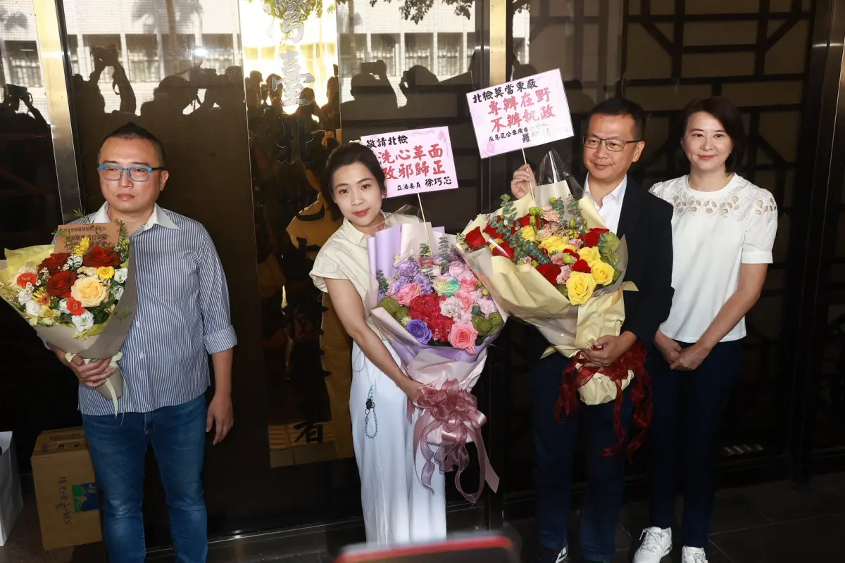 ▲今日上午民眾黨秘書長周榆修、國民黨立委王鴻薇、羅智強、徐巧芯赴北檢贈花給檢察長王俊力，並呼籲北檢不要成為政治施壓工具。（圖／葉政勳攝）