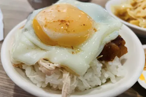 ▲新竹市「禾日香」招牌太陽飯選用手切溫體豬燉煮，搭配半熟蛋黃鹹甜入味，成功蟬聯 2026 米其林必比登推介。（圖／翻攝自Google Maps）
