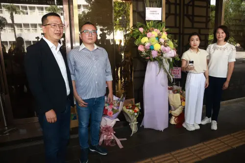 ▲今日上午民眾黨秘書長周榆修、國民黨立委王鴻薇、羅智強、徐巧芯赴北檢贈花給檢察長王俊力，並呼籲北檢不要成為政治施壓工具。（圖／葉政勳攝）