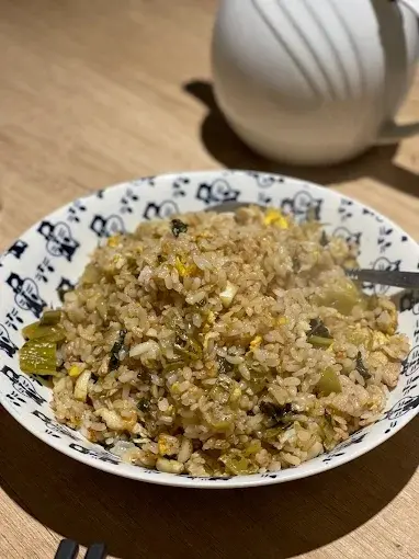 ▲首烏廚EAT酸菜炒飯（翻攝自GoogleMaps）