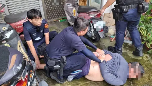 又傳家暴！高雄男失控持棍怒毆6旬父、2鄰居　 警噴辣椒水制伏

