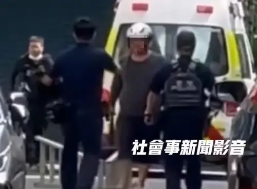 ▲高雄男持棍棒打傷父親與鄰居，警方獲報後到場制伏。（圖／翻攝社會是新聞影音）