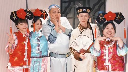 ▲鬼鬼的好友峮峮（左起）、阿喜、關韶文、阿本及大文等人都扮成格格、阿哥為好友鬼鬼過生日。（圖／翻攝自大文IG@dawendesu）