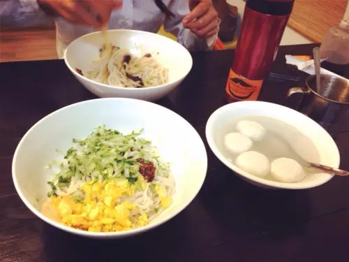 ▲手工魚丸湯配上麵點，再來份抄手，便是老饕百吃不膩的組合。（圖／翻攝自功夫上海手工魚丸FB）