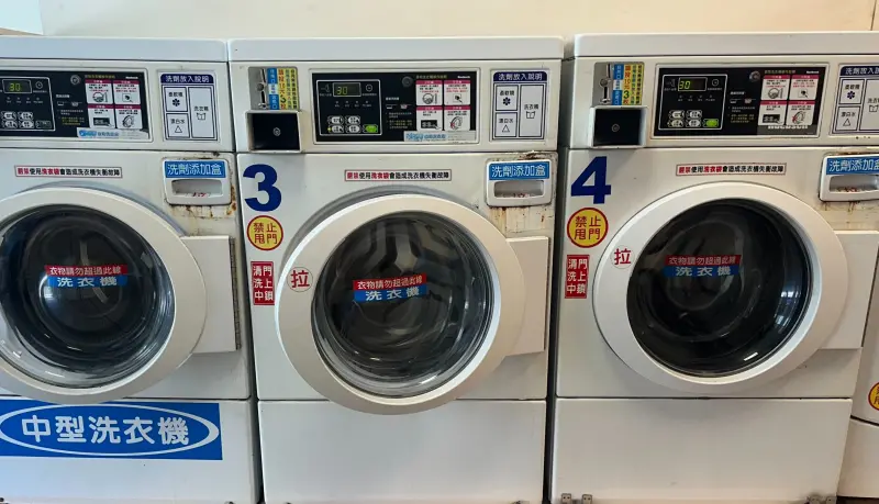 ▲自助洗衣店成為台中市各新興社區的標配，市府的安全管理自治條例草案，要求業者全面裝設安全設備與監視器。（圖／記者顏幸如攝，2025.08.12）