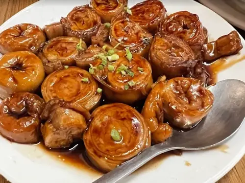 ▲都一處經典菜色「九轉肥腸」非常好吃！是不少老饕必點的佳餚。（圖/Google評價）