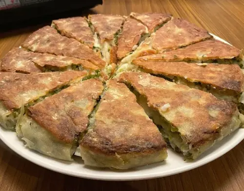 ▲都一處超厚蔥油餅想吃還要提前跟店家預訂，份量超大吃不完還可以打包帶走呢！（圖/Google評價）