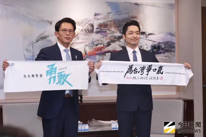    ▲民眾黨主席黃國昌赴北市府拜會市長蔣萬安致贈民眾黨6週年的「勇敢」相關小物。（圖／記者朱永強攝，2025,08,12）。  