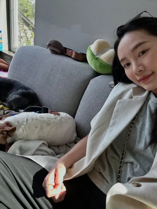 ▲Kelly久違現身社群，深夜發文短短5分鐘就吸引超過500多人留言。（圖／翻攝自Kelly IG@thekellyyang）