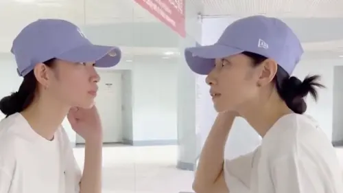 ▲李千娜（右）與女兒顧穎（左）在影片中同框，看起來像雙胞胎。（圖／翻攝自李千娜IG@n_a_n_a_l_e_e）