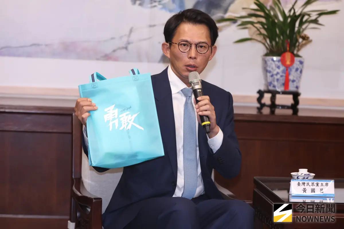 ▲民眾黨主席黃國昌拜會台北市長蔣萬安，致贈民眾黨6週年的「勇敢」相關小物。（圖／記者朱永強攝，2025,08,12）