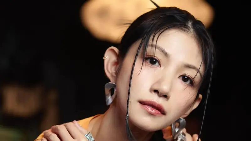 ▲李千娜（如圖）在IG分享暖心故事，透露她6年來搭到一名司機大哥的車3次，為了彌補大哥6年前沒能拿到簽名的遺憾，她特地預約該司機的車，成功圓夢，讓粉絲直呼有洋蔥。（圖／翻攝自李千娜IG@n_a_n_a_l_e_e）