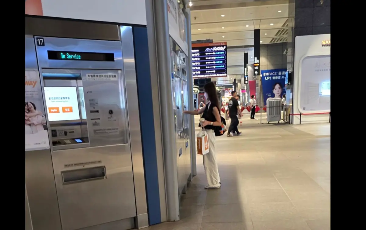 ▲黃瓊慧昨被國民黨桃園市議員詹江村連續偷拍。（圖／擷取自詹江村臉書）