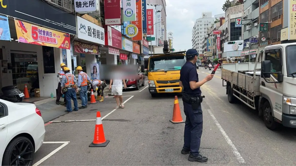 ▲第六分局何安派出所接獲報案火速到場疏導交通，避免車流回堵及事故發生（圖/記者鄧力軍翻攝）