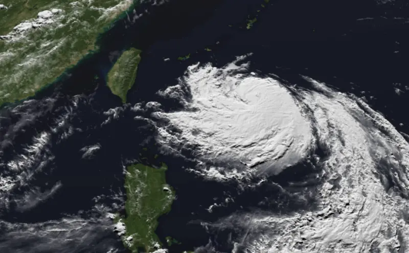 ▲前氣象局長鄭明典指出，今（12）日楊柳颱風對稱性高很多，也讓它的能量明顯增加。（圖／NCDR）