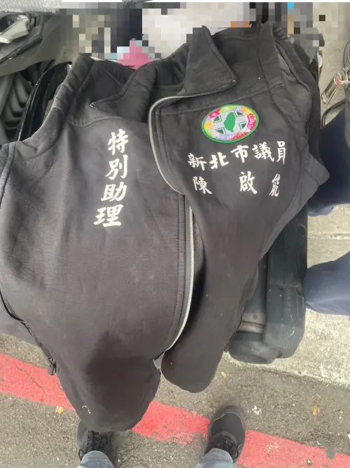 ▲王男自製的特別助理背心。（圖／警方提供）
