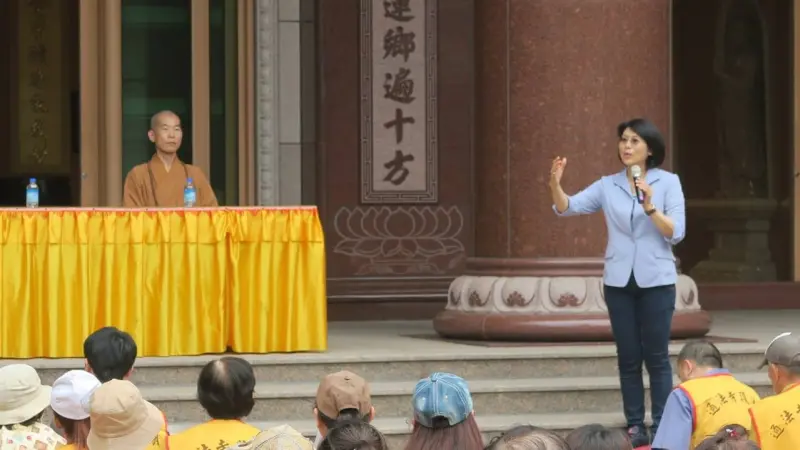 ▲通法寺住持釋煌智（左）在地方人士眼中，猶如民進黨立委林岱樺（右）的地下總幹事。（圖／翻攝臉書）