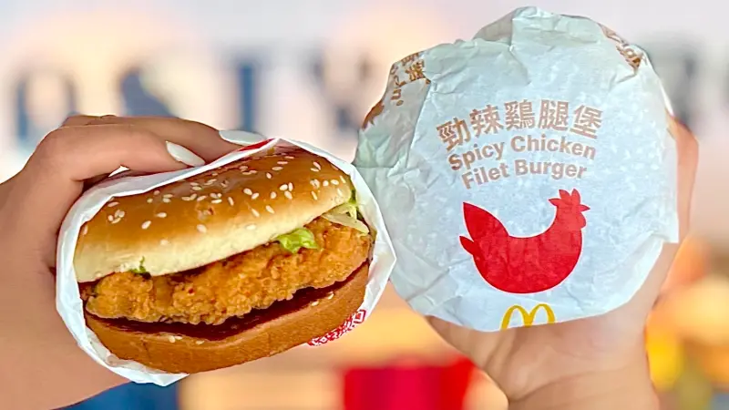 ▲本周麥當勞優惠券，中薯、薯餅、楊枝甘露冰炫風「買一送一」！8月全台門市「雙雞99元」免券爽吃2件勁辣雞腿堡、2件麥脆雞腿。肯德基炸翻星期三「買一送一」，開搶Care Bears盲盒周邊。（圖／麥當勞提供）