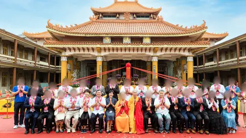 ▲通法寺重建大雄寶殿動土大典當日，住持釋煌智（右八）請來3名綠委林岱樺（左七）、陳亭妃（左五）、陳明文（左六）、大甲鎮瀾宮董事長顏清標（右六）到場共襄盛舉。（圖／翻攝臉書）