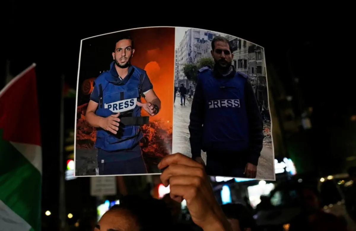 ▲以色列軍隊10日用無人機空襲加薩，造成《半島電視台》駐加薩記者夏立夫（左）以及其他幾位記者身亡，再度引發國際輿論譁然，圖為當地憤怒的民眾高舉他們的照片抗議。（圖／美聯社／達志影像）