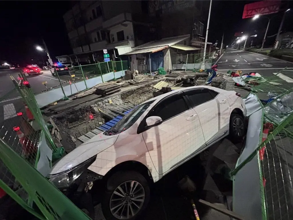 ▲台南男駕駛今天凌晨酒駕撞進工地，警方還搜出毒品。（圖／民眾提供）