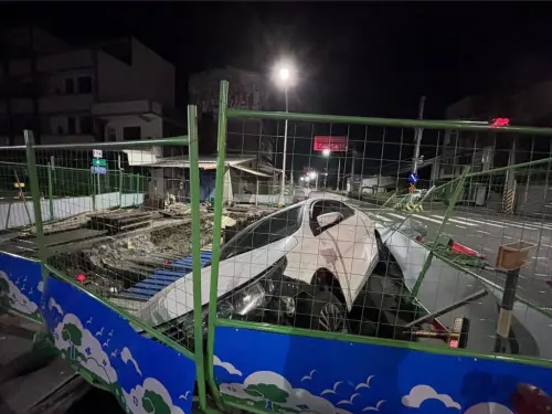 ▲台南男駕駛今天凌晨酒駕撞進工地，警方還搜出毒品。（圖／民眾提供）