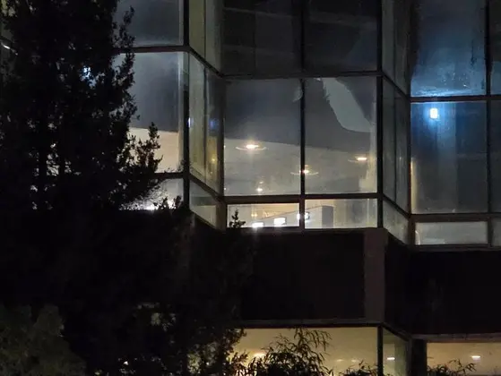 ▲韓國慶尚北道慶州市一家四星級知名飯店，驚傳由於女子三溫暖設施的玻璃窗保護膜老化，導致可以從外輕鬆看到室內景象。（圖／翻攝自網路）