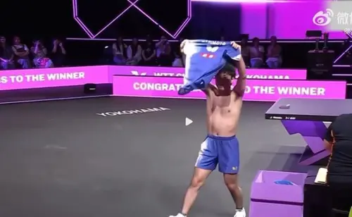 ▲張本智和情緒徹底釋放，先是怒吼張開雙臂慶祝，接著當眾脫掉球衣，舉向觀眾展示背號與名字，引爆場內日本球迷的歡呼。（圖／翻攝自微博，weibo.com）