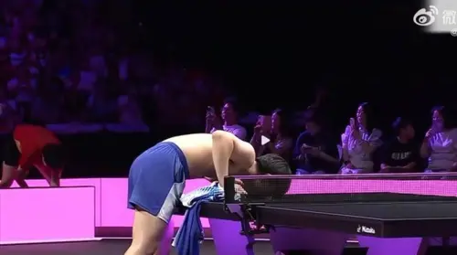 ▲張本智和擊敗王楚欽，當眾脫掉球衣慶祝。（圖／翻攝自微博，https://weibo.com/）