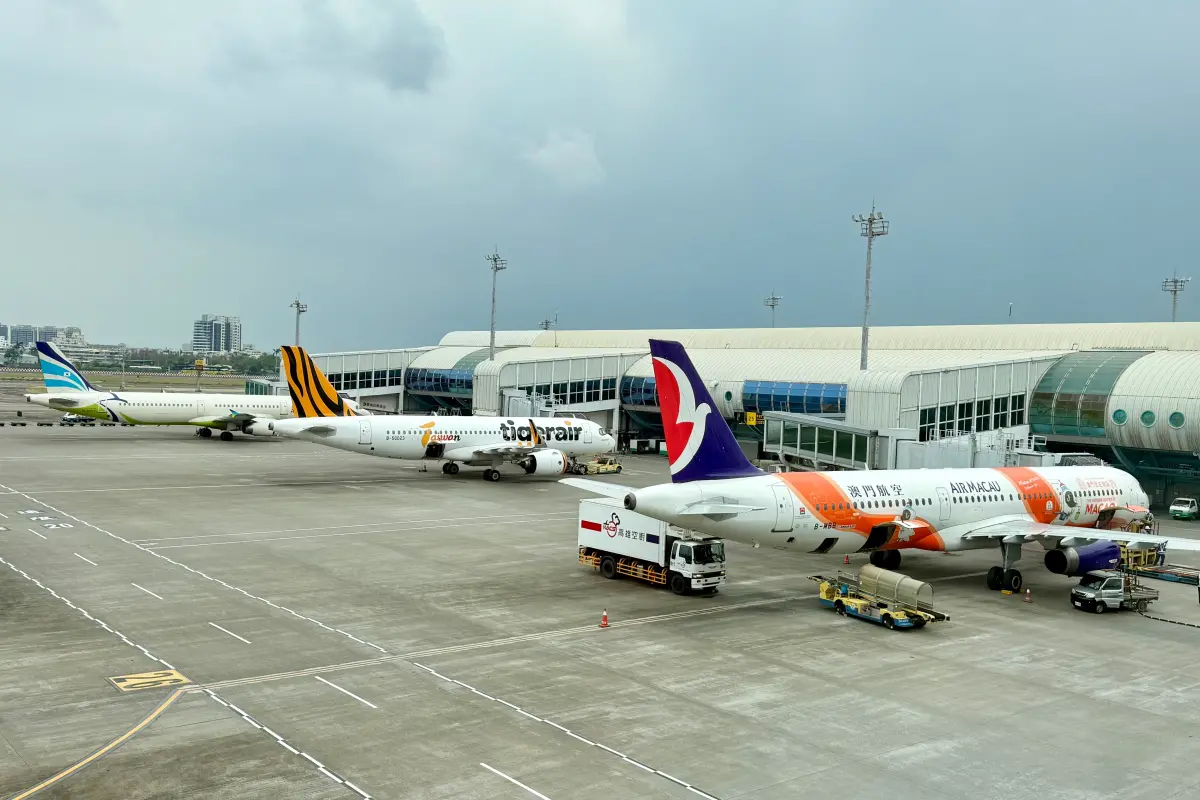 ▲楊柳颱風預計週三影響台灣，暑假出國旺季想知道自己要搭乘的航班是否有異動，可至各個機場官網「航班異動」網頁查詢，班機取消做好5步驟就能妥善保障權益。（圖／記者葉盛耀攝）