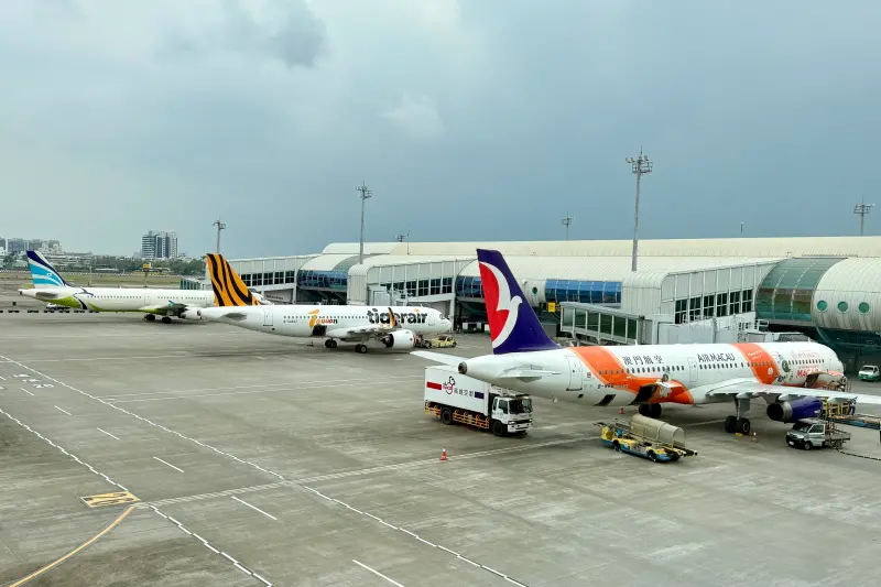 ▲楊柳颱風預計週三影響台灣，暑假出國旺季想知道自己要搭乘的航班是否有異動，可至各個機場官網「航班異動」網頁查詢，班機取消做好5步驟就能妥善保障權益。（圖／記者葉盛耀攝）