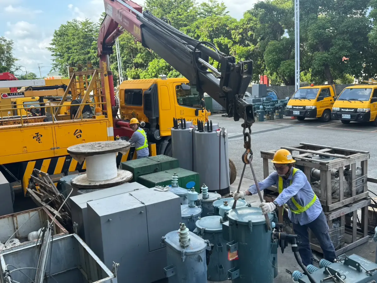 ▲颱風楊柳來襲，屏東台電搶修人員已事先整備防颱的材料及機具。（圖／屏東台電提供）