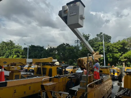 ▲屏東台電搶修人員已事先整備防颱的材料及機具進駐恆春、小琉球戒備。（圖／屏東台電提供）