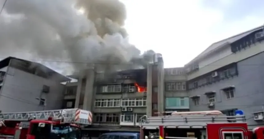 ▲台北市南港區研究院路三段一棟民宅4樓，今天下午2時許傳出火警。（圖／翻攝畫面）