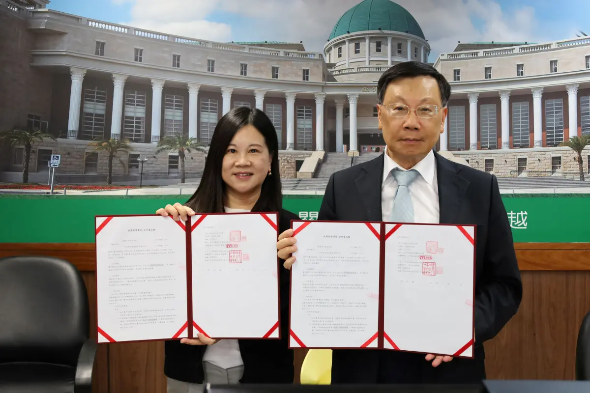 ▲亞洲大學為培養學生「就業即戰力」，校長蔡進發（右）與104人力銀行副總經理張寶玲簽訂合作備忘錄，在104平台設立「亞大求職專區」。（圖／亞大提供）